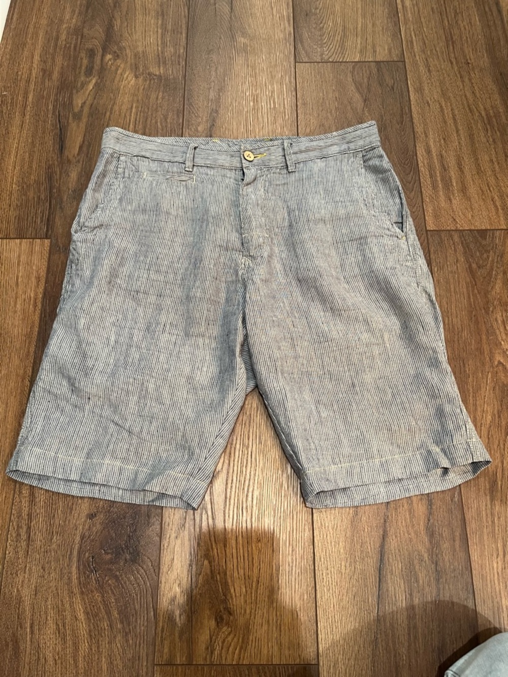 Tommy‎ Bahama Seersucker 100% Linen Men’s Relax Fit Shorts Sz. 33 Navy/White 10”